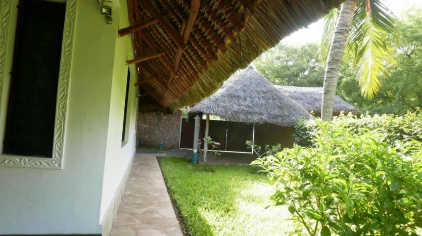 P1100626-835×467